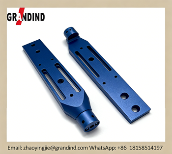 Componente anodizzato blu in alluminio lavorato a CNC