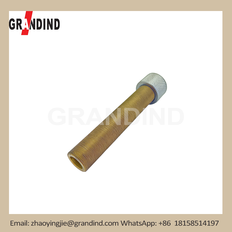 Tubo filettato in ottone lavorato a CNC con tappo zigrinato
